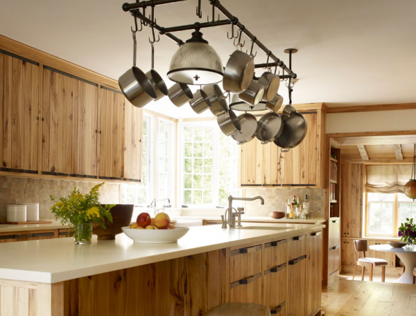 Dapur dengan penyimpanan gantung untuk panci dan wajan